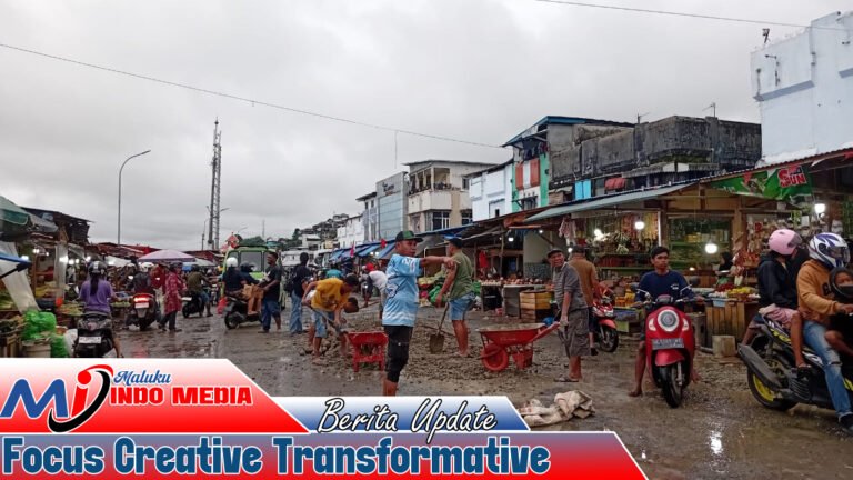 Pemerintah Lamban, ASKA Ambil Alih Tutup Jalan Berlubang di Sepanjang Pantai Batu Merah 