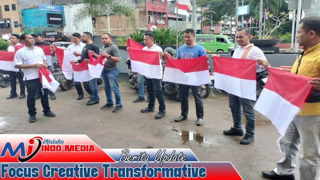 Polresta Ambon Bagi Bagi Bendera Merah Putih Kepada Warga