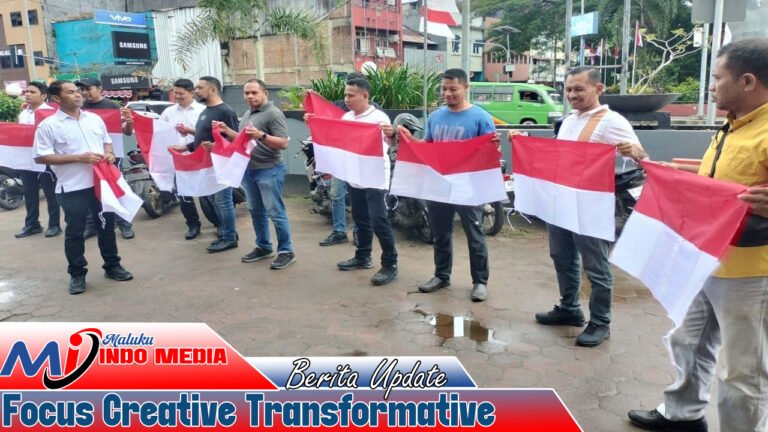 Polresta Ambon Bagi Bagi Bendera Merah Putih Kepada Warga