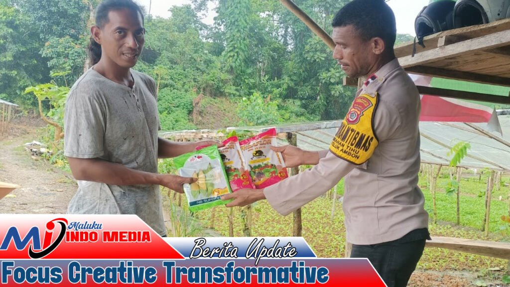 Bhabinkamtibmas Tihu Bagi Bibit Jagung dan Pupuk ke Petani