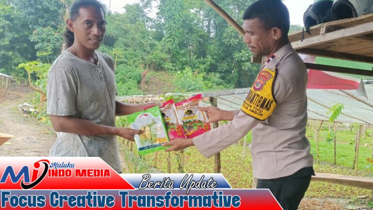 Bhabinkamtibmas Tihu Bagi Bibit Jagung dan Pupuk ke Petani