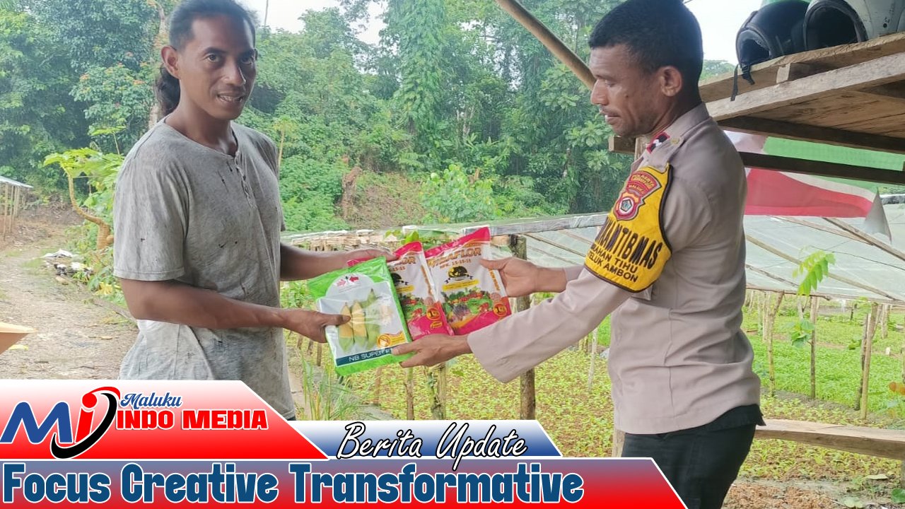 Bhabinkamtibmas Tihu Bagi Bibit Jagung dan Pupuk ke Petani