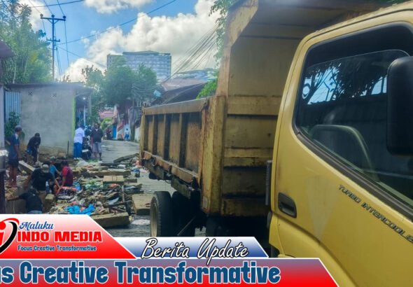 Sampah Meluap Saat Hujan, Lurah Pandan Kasturi Turun Tangan Bersama Warga