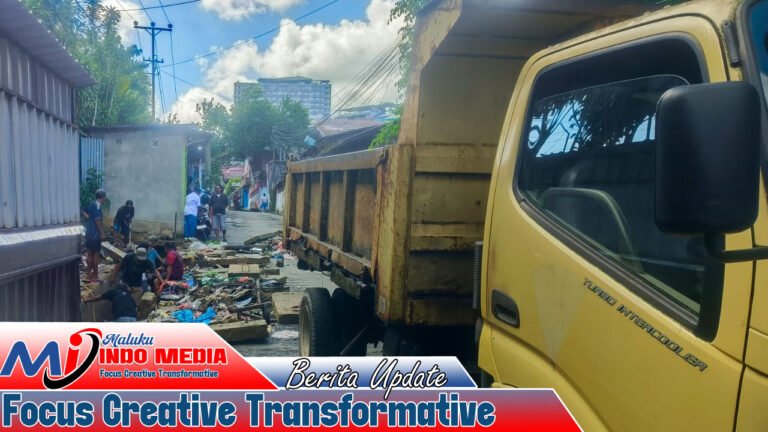 Sampah Meluap Saat Hujan, Lurah Pandan Kasturi Turun Tangan Bersama Warga